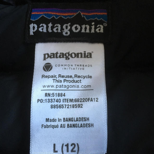 patagonia(パタゴニア)のパタゴニアpatagonia 黒ブラックダウンベスト キッズL150-160 キッズ/ベビー/マタニティのキッズ服男の子用(90cm~)(ジャケット/上着)の商品写真