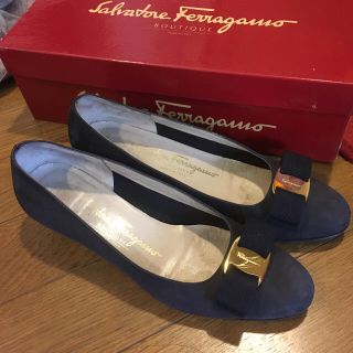 サルヴァトーレフェラガモ(Salvatore Ferragamo)のフェラガモ ヴァラ パンプス 22.5cm(ハイヒール/パンプス)