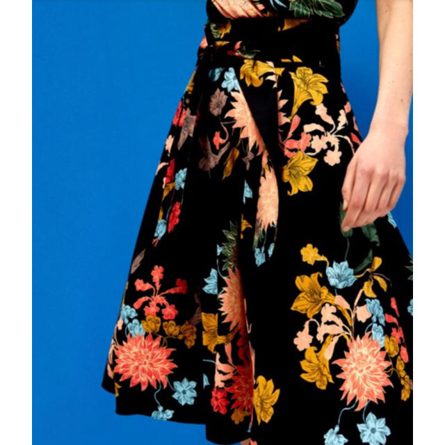 ZARA(ザラ)の ZARA  花柄  スカート レディースのスカート(ひざ丈スカート)の商品写真