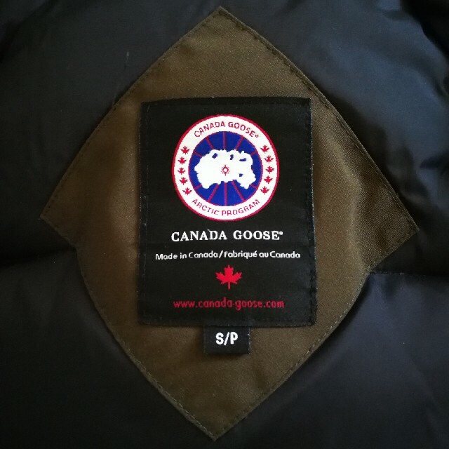 CANADA GOOSE(カナダグース)の週末限定値下げ フリルクーポン使用可能【美品】カナダグース カムループスSサイズ メンズのジャケット/アウター(ダウンジャケット)の商品写真