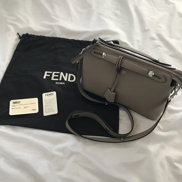 FENDI(フェンディ)の極美品 FENDI バイザウェイ スモールサイズ 人気色グレージュ レディースのバッグ(ショルダーバッグ)の商品写真