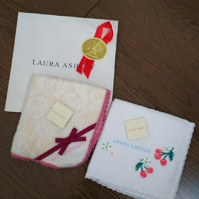 LAURA ASHLEY(ローラアシュレイ)のタオルハンカチ ローラアシュレイ 新品 2枚 レディースのファッション小物(ハンカチ)の商品写真