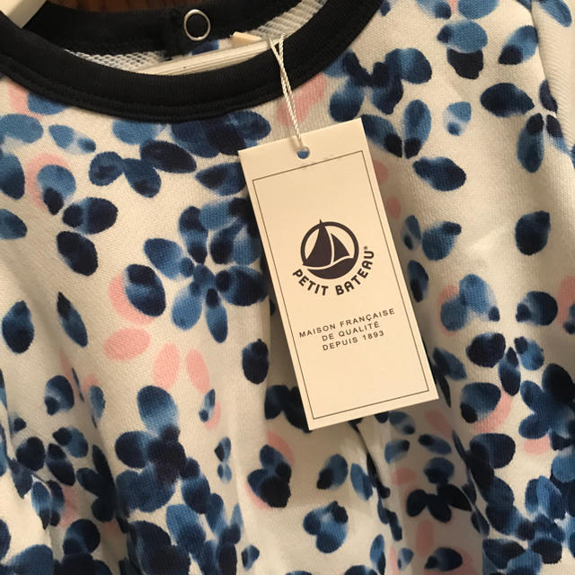 PETIT BATEAU(プチバトー)のプチバトー 17SS ブルーフラワースウェット長袖ワンピース 18m 新品タグ付 キッズ/ベビー/マタニティのベビー服(~85cm)(ワンピース)の商品写真