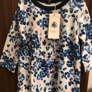 プチバトー(PETIT BATEAU)のプチバトー 17SS ブルーフラワースウェット長袖ワンピース 18m 新品タグ付(ワンピース)