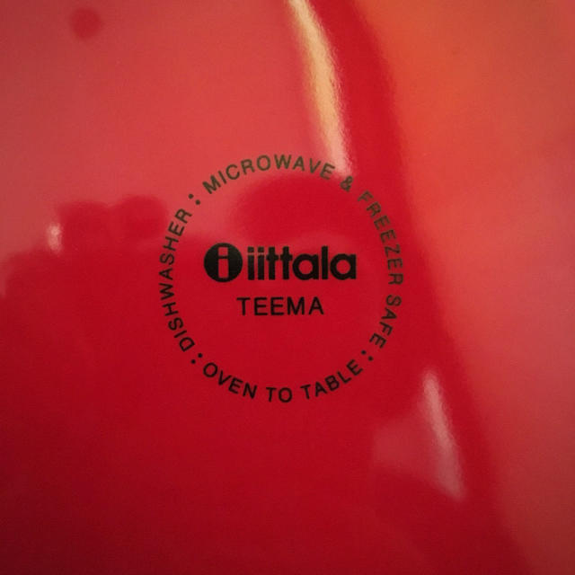 iittala(イッタラ)の⭐️  未使用   イッタラ ティーマ   21cmプレート  レッド インテリア/住まい/日用品のキッチン/食器(食器)の商品写真