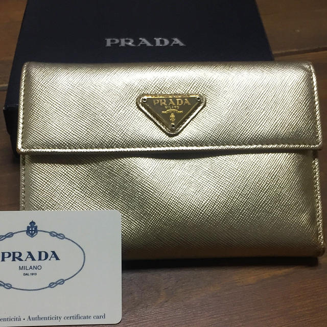 PRADA(プラダ)のプラダ 二つ折り財布 ゴールド レディースのファッション小物(財布)の商品写真