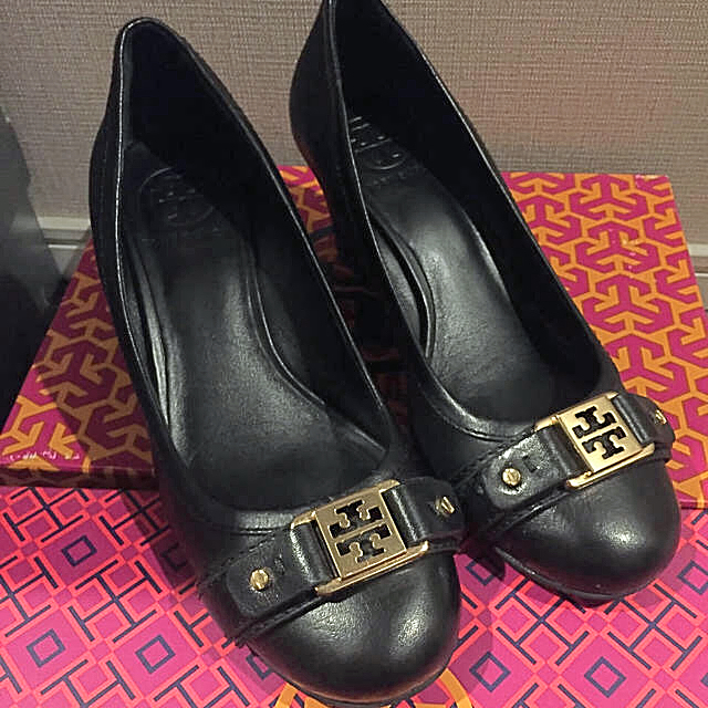 Tory Burch(トリーバーチ)のトリーバーチ ウェッジソール パンプス ゴールドロゴ金具 ブラック黒ハイヒール レディースの靴/シューズ(ハイヒール/パンプス)の商品写真