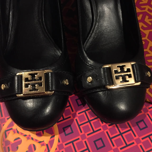 Tory Burch(トリーバーチ)のトリーバーチ ウェッジソール パンプス ゴールドロゴ金具 ブラック黒ハイヒール レディースの靴/シューズ(ハイヒール/パンプス)の商品写真