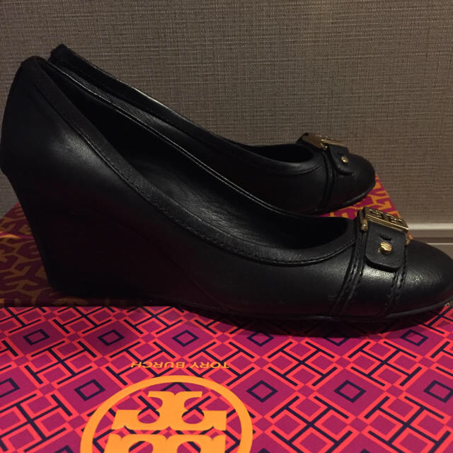 Tory Burch(トリーバーチ)のトリーバーチ ウェッジソール パンプス ゴールドロゴ金具 ブラック黒ハイヒール レディースの靴/シューズ(ハイヒール/パンプス)の商品写真