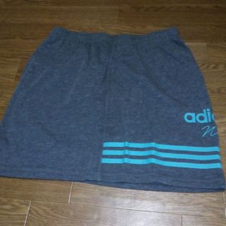 アディダス(adidas)のアディダスレディススカート(ひざ丈スカート)