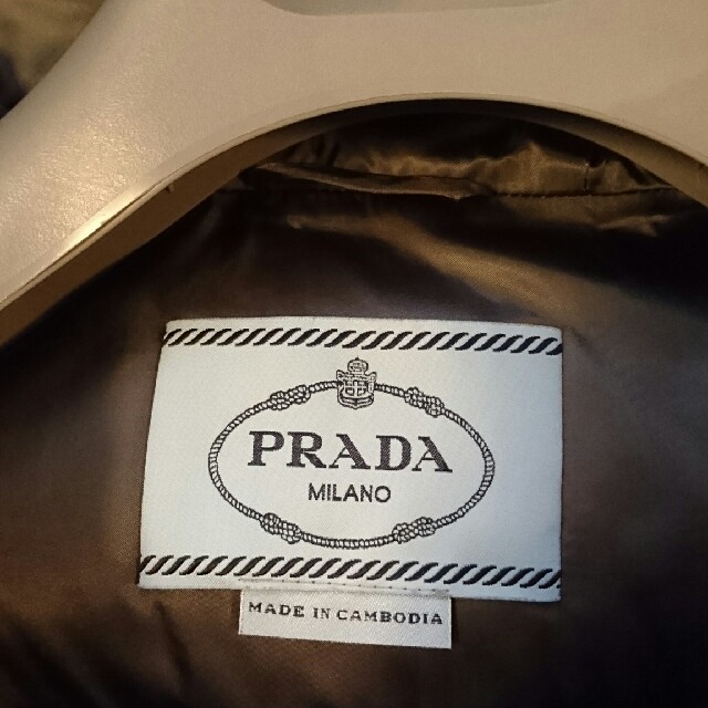 PRADA(プラダ)の【SAKURA様ご専用】美品☆PRADA ダウンコート シルバー 38 レディースのジャケット/アウター(ダウンコート)の商品写真