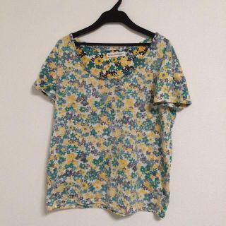 ビーエルユーイー(B.L.U.E.)のグリーン系♡花柄Tシャツ(Tシャツ(半袖/袖なし))