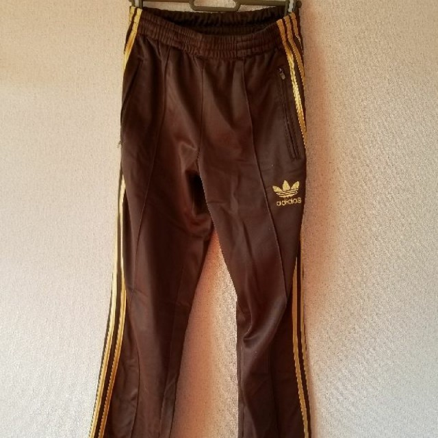 adidas - adidas 茶色 ブラウン ×金 ゴールド 上下セットアップ adidas - adidas 茶色 ブラウン ×金 ゴールド 上下セットアップ