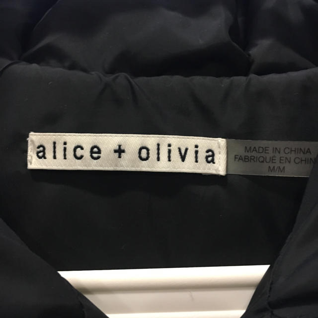 Alice+Olivia(アリスアンドオリビア)のAlice and olivia  ブラックダウンコート レディースのジャケット/アウター(ダウンコート)の商品写真