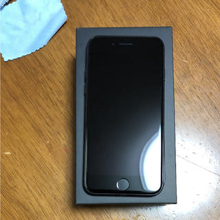 アイフォーン(iPhone)のiPhone7 ジェットブラック(携帯電話本体)