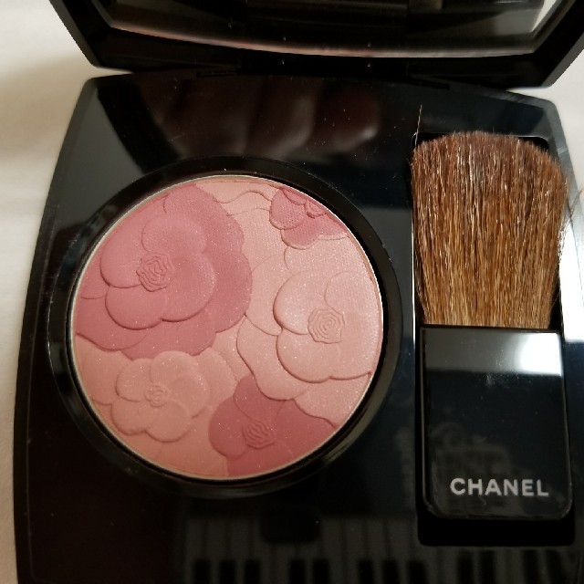 CHANEL(シャネル)の未使用限定品シャネルチークブラシ付き コスメ/美容のベースメイク/化粧品(チーク)の商品写真