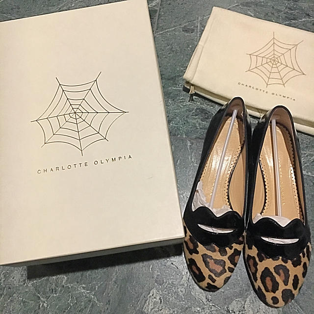 charlotte olympia レオパード リップ フラット パンプス