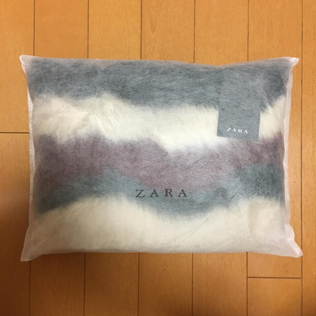 ZARA(ザラ)の土日限定値下げ☆新品未使用 ZARA プリントフェイクファークラッチバッグ レディースのバッグ(クラッチバッグ)の商品写真