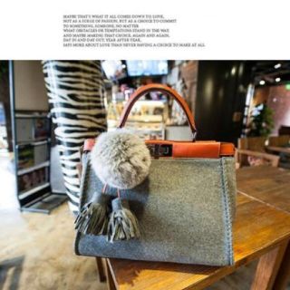 ザラ(ZARA)のレディース2wayトートバッグ ファータッセル付き グレー オレンジ 美品(トートバッグ)