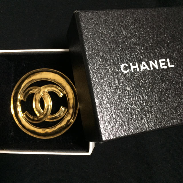 CHANEL(シャネル)のシャネル ゴールド ロゴブローチ  レディースのアクセサリー(ブローチ/コサージュ)の商品写真