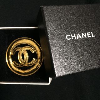 シャネル(CHANEL)のシャネル ゴールド ロゴブローチ (ブローチ/コサージュ)