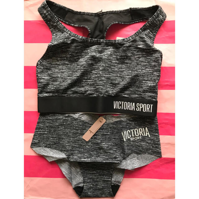 Victoria's Secret(ヴィクトリアズシークレット)の新品ヴィクトリアシークレットスポーツブラXS &ショーツSグレー レディースの下着/アンダーウェア(ブラ&ショーツセット)の商品写真