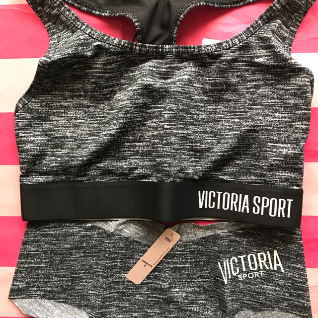 Victoria's Secret(ヴィクトリアズシークレット)の新品ヴィクトリアシークレットスポーツブラXS &ショーツSグレー レディースの下着/アンダーウェア(ブラ&ショーツセット)の商品写真