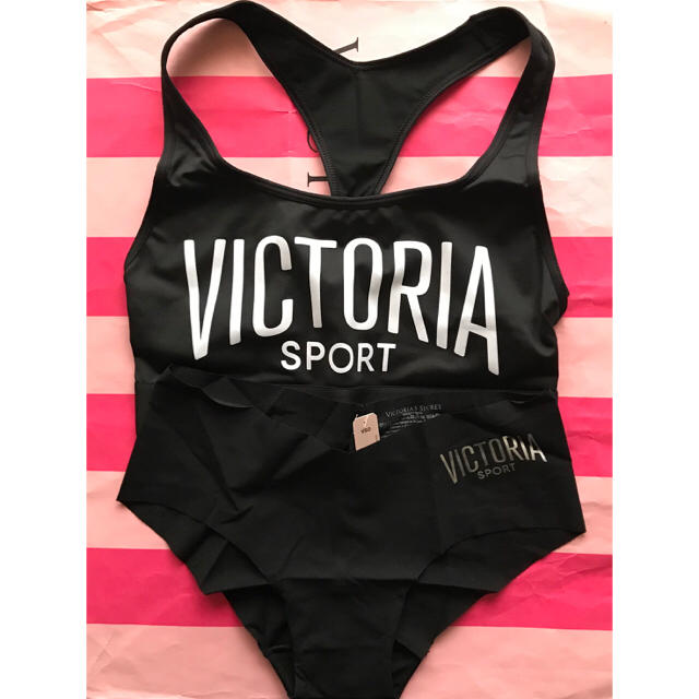 Victoria's Secret(ヴィクトリアズシークレット)の新品ヴィクトリアシークレットスポーツブラXS &ショーツSロゴ黒 レディースの下着/アンダーウェア(ブラ&ショーツセット)の商品写真