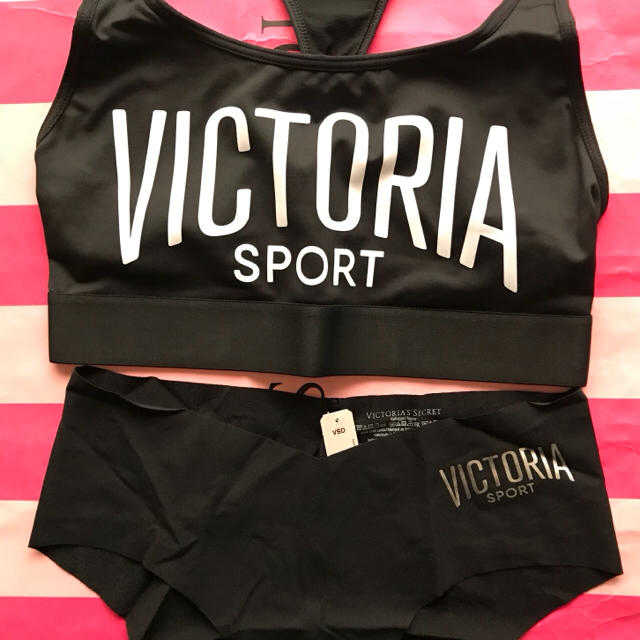 Victoria's Secret(ヴィクトリアズシークレット)の新品ヴィクトリアシークレットスポーツブラXS &ショーツSロゴ黒 レディースの下着/アンダーウェア(ブラ&ショーツセット)の商品写真