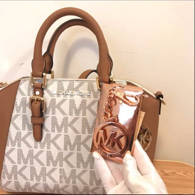 Michael Kors(マイケルコース)の【ぽん様専用】Michael Korsロゴ型キーホルダーローズゴールド レディースのアクセサリー(チャーム)の商品写真