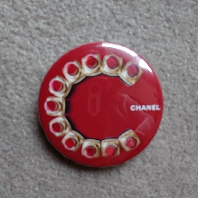 CHANEL(シャネル)のCHANEL冠バッジ エンタメ/ホビーのアニメグッズ(バッジ/ピンバッジ)の商品写真