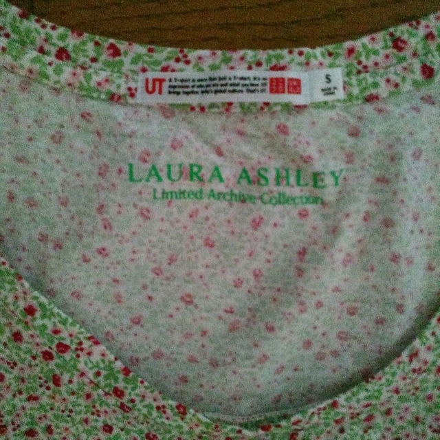 LAURA ASHLEY(ローラアシュレイ)のLaura Ashley/ユニクロ 花柄半袖Ｔシャツ レディースのトップス(その他)の商品写真