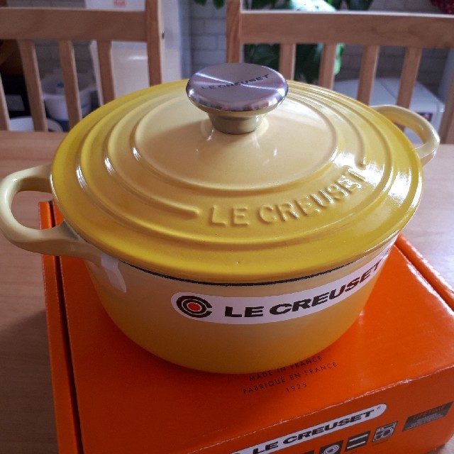 LE CREUSET(ルクルーゼ)のルクルーゼ 鍋 ココットロンド 18cm ソレイユ 新品未使用 インテリア/住まい/日用品のキッチン/食器(鍋/フライパン)の商品写真