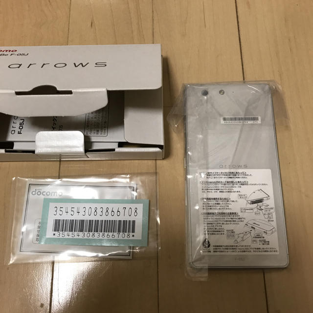 富士通(フジツウ)の新品未使用 docomo arrows Be F-05J ホワイト ドコモ スマホ/家電/カメラのスマートフォン/携帯電話(スマートフォン本体)の商品写真