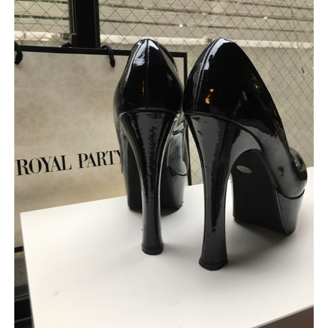 ROYAL PARTY(ロイヤルパーティー)のエナメルパンプス  レディースの靴/シューズ(ハイヒール/パンプス)の商品写真