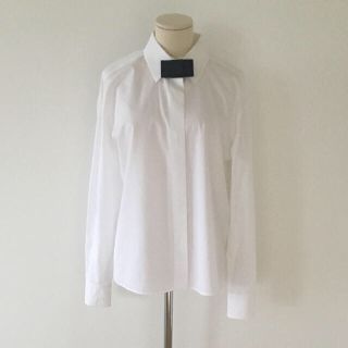 シャネル(CHANEL)の【SALE】CHANEL コットン長袖シャツ ボウタイ風ブローチ付き(シャツ/ブラウス(長袖/七分))