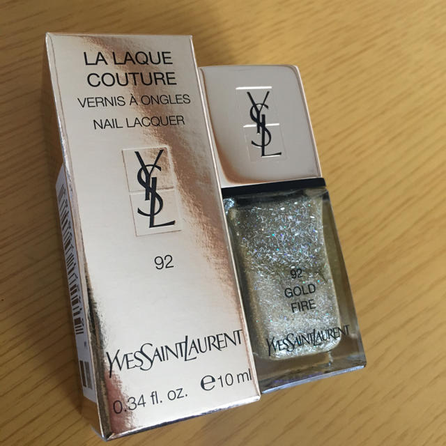 Yves Saint Laurent Beaute(イヴサンローランボーテ)のノエル限定ネイル 92 コスメ/美容のネイル(マニキュア)の商品写真