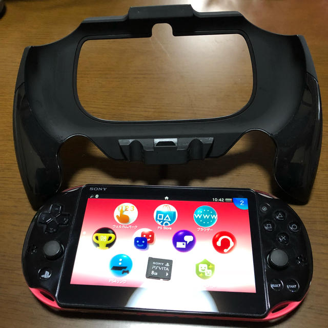 PlayStation Vita(プレイステーションヴィータ)のPS VITA  PSH-2000 8GCard+グリップ エンタメ/ホビーのゲームソフト/ゲーム機本体(携帯用ゲーム機本体)の商品写真