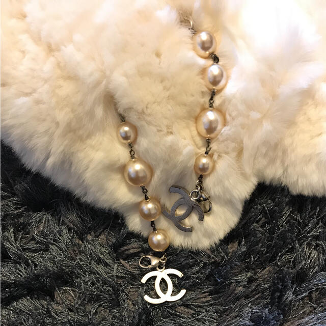 CHANEL(シャネル)の本物美品CHANELラパンネックウォーマーマフラーファーパール レディースのファッション小物(マフラー/ショール)の商品写真