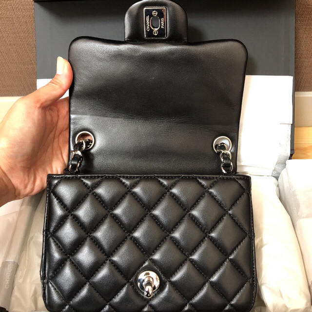 CHANEL(シャネル)のちょん様専用CHANEL 新品同様 スクエアミニマトラッセ 正規品 レディースのバッグ(ショルダーバッグ)の商品写真