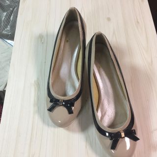 美品 25.5㎝4E リボン使いエナメル靴(ハイヒール/パンプス)