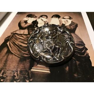 ブローチ　アールヌーヴォー(アールヌーボー)　シルバー 恋人 春 ブランコ(金属工芸)