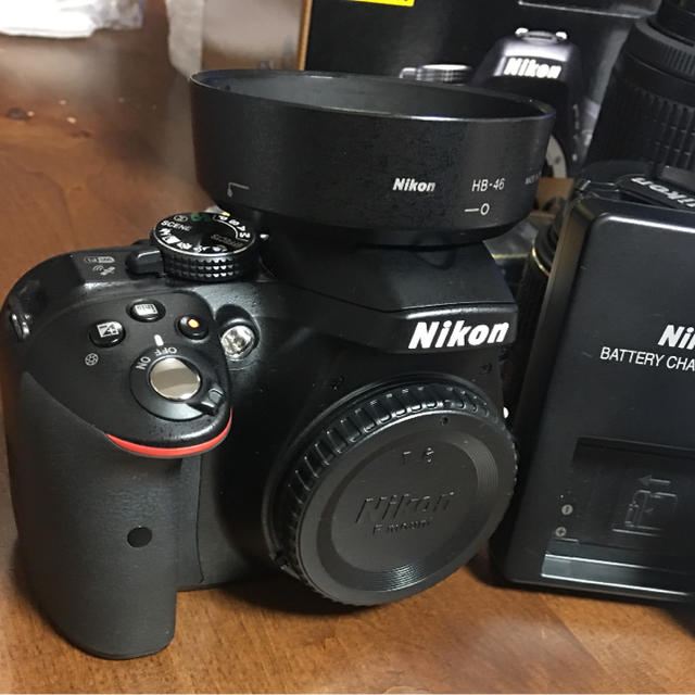 Nikon(ニコン)のNikonの一眼レフD5300ブラック 望遠レンズ フード スマホ/家電/カメラのカメラ(デジタル一眼)の商品写真