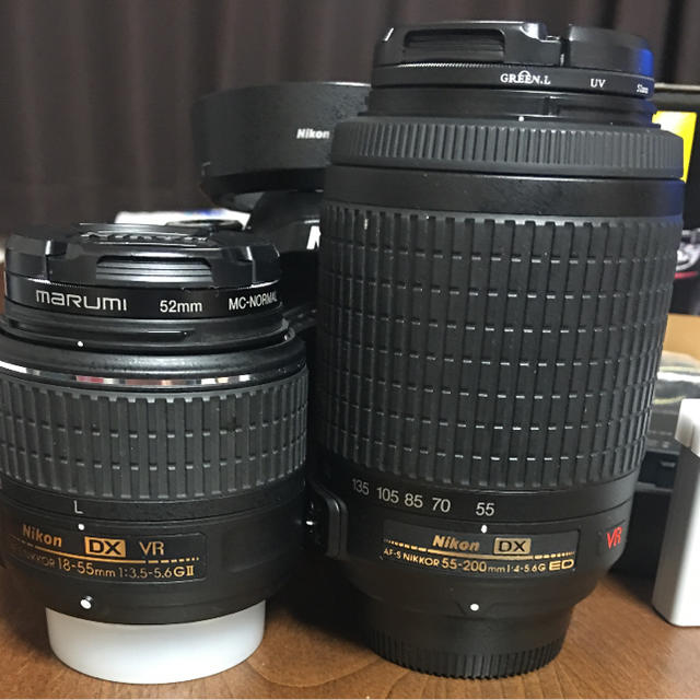 Nikonの一眼レフD5300ブラック 望遠レンズ フード