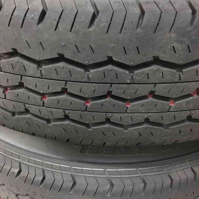 BRIDGESTONE(ブリヂストン)のハイエース純正タイヤ新車外し 自動車/バイクの自動車(タイヤ・ホイールセット)の商品写真