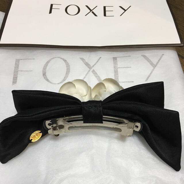 FOXEY(フォクシー)のフォクシー カメリア バレッタ リボン アクセサリー レディースのヘアアクセサリー(バレッタ/ヘアクリップ)の商品写真