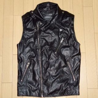 フォーエバートゥエンティーワン(FOREVER 21)のforever21 フェイクレザー　ライダースベスト　試着のみ(ライダースジャケット)