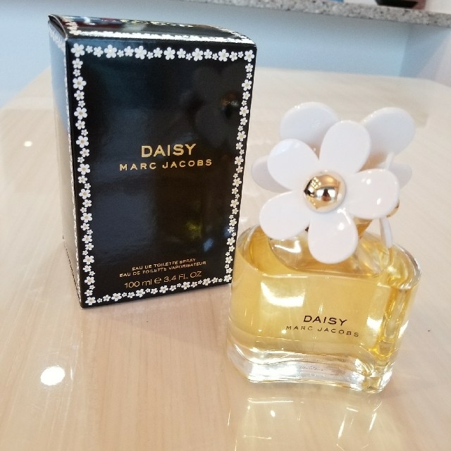 MARC JACOBS(マークジェイコブス)の最終値下げ！！新品♡マークジェイコブス デイジー　オードトワレたっぷり100mL コスメ/美容の香水(香水(女性用))の商品写真