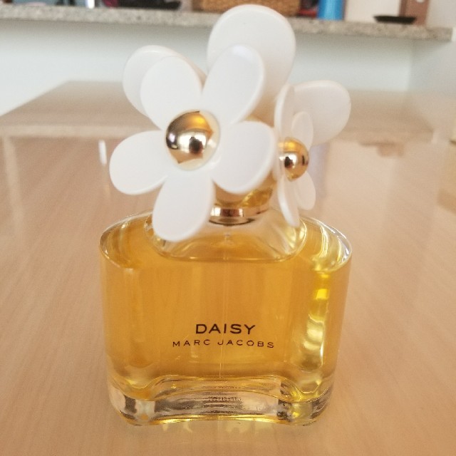 MARC JACOBS(マークジェイコブス)の最終値下げ！！新品♡マークジェイコブス デイジー　オードトワレたっぷり100mL コスメ/美容の香水(香水(女性用))の商品写真