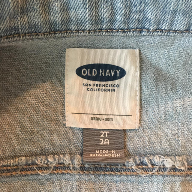 Old Navy(オールドネイビー)のOLD NAVY デニムベスト 女児2T  薄色デニム キッズ/ベビー/マタニティのキッズ服女の子用(90cm~)(ジャケット/上着)の商品写真